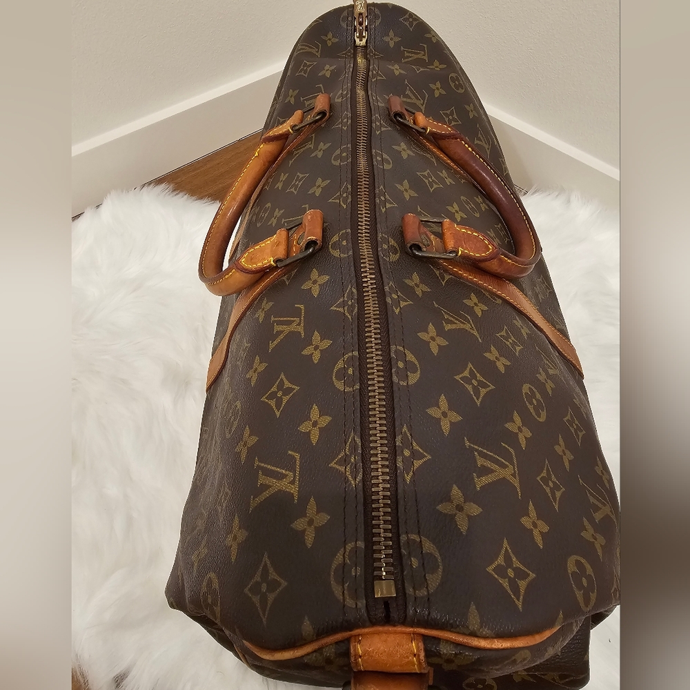 Authentic LV Keepall Bandoulière 50 in Good Condition in Classic Monogram - Picture 12 of 15
